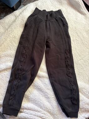 Lululemon size 0 Black Lace-Up Side Joggers